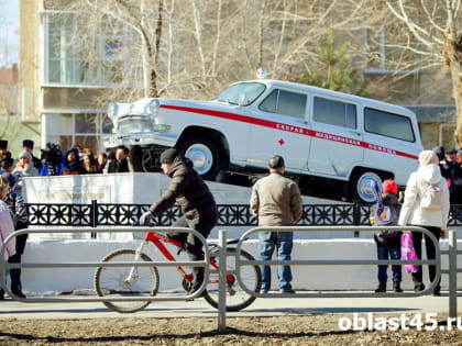 В Кургане навечно застыл на постаменте автомобиль скорой медицинской помощи