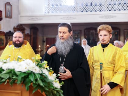 Митрополит Даниил совершил Литургию и вручил аттестат выпускнику православной гимназии