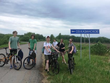 В День защиты детей старшие воспитанники воскресной школы «Свеча» в сопровождении взрослых совершили велосипедную поездку на монастырское подворье в д. Озеро Казанское Далматовског