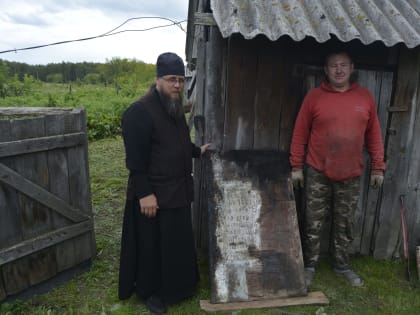 Старинную надгробную плиту благотворителя крестьянина Андрея Коновалова передал для монастырского музея житель с. Першинское Далматовского муниципального округа Д. Н. Кокорин