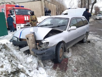 В Кургане автомобиль отбросило на препятствие после столкновения с другой машиной