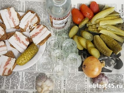 В Зауралье мать пошла под суд за то, что спаивала несовершеннолетнего сына