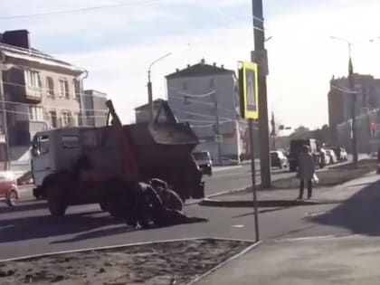 В Кургане пенсионерка попала под колёса КамАЗа