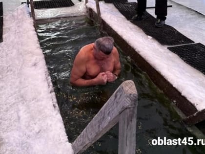 Сенатор Сергей Муратов окунулся в купель в родной Курганской области