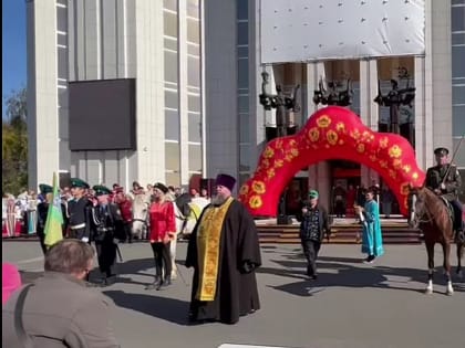 В Кургане  священник благословил начало фестиваля казачьей песни