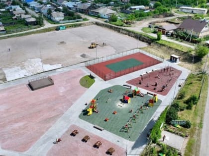 На ул. Батуринской в Шадринске укладывают основание под футбольное поле