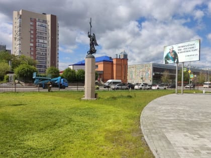 В Кургане продолжается озеленение территории Троицкого собора