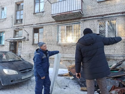 Руководители города провели совещание на доме № 7 по улице Краснодонской, где ночью произошел пожар