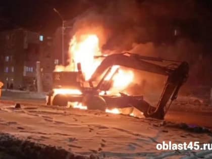 В Кургане загорелся автомобиль для строительных работ