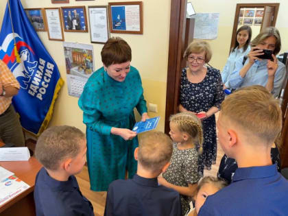 Сенатор Елена Перминова оказала поддержку в подготовке к учебному году ребятам из многодетных семей
