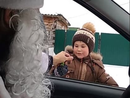 Священник накупил конфет, переоделся в Деда Мороза и пошел поздравлять детвору