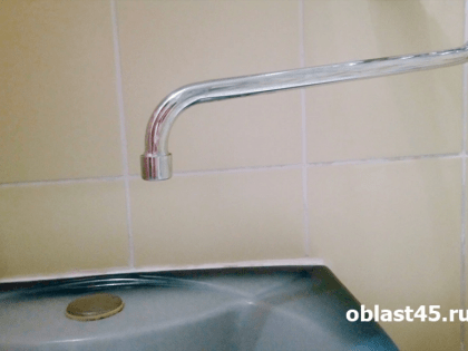 Несколько курганских микрорайонов в жару остались без холодной воды