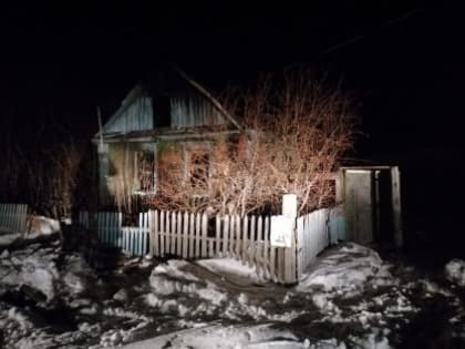 Соседи вытащили мужчину из окна горящего дома, но было слишком поздно