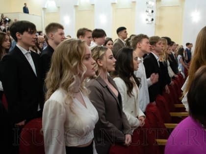 Вальсы, торжественные линейки и последние звонки. Сегодня выпускники принимают поздравления