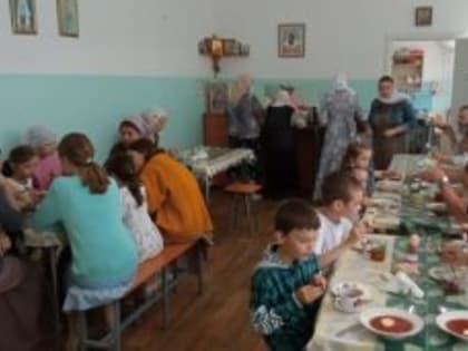 В курганском Центре гуманитарной помощи кормят пожилых и собирают посылки  для участников СВО