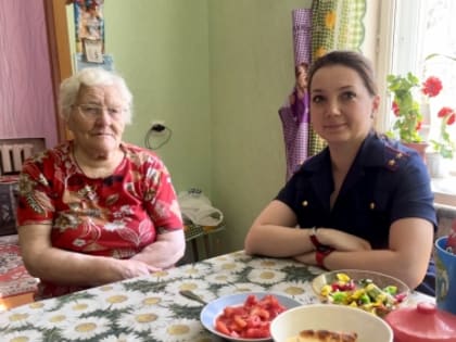 Сотрудники следственного управления поздравили с наступающим Днем Победы ветеранов и тружеников тыла