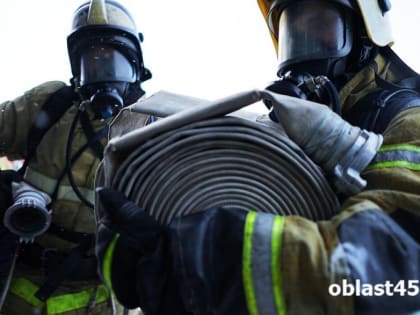 В центре Кургана загорелся магазин в многоэтажке