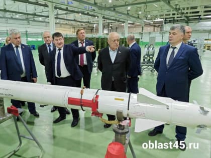 На «Курганприборе» российским сенаторам показали макет суперсекретной ракеты