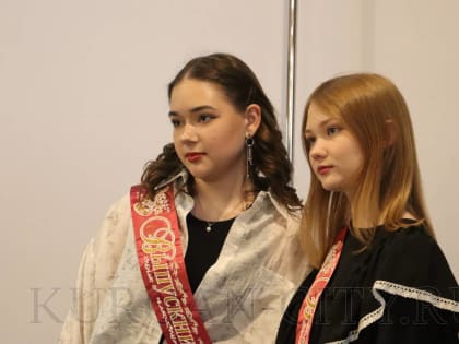 «Прощай, любимая школа!» В Кургане проходят праздники «последнего звонка»