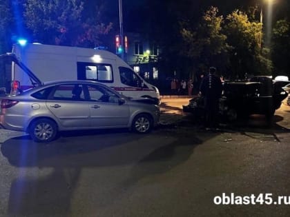 В Кургане на улице Дзержинского столкнулись два автомобиля