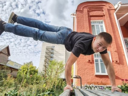 Уличный гимнаст из Кургана попросил Владимира Путина установить спецплощадку для воркаута