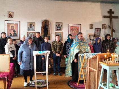 Священник их Гладковского напутствовал детей на новый учебный  год