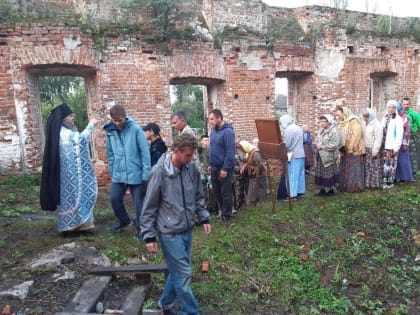 Литургию в развалинах Казанского храма с. Новосельское Далматовского МО отслужили для участников крестного хода насельник Далматовской обители иером. Корнилий (Мохов) и иерей Алекс