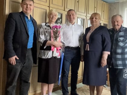 Александр Ильтяков поздравил с 85-летием старейшего члена Партии в Макушинском округе Кларису Лечицкую