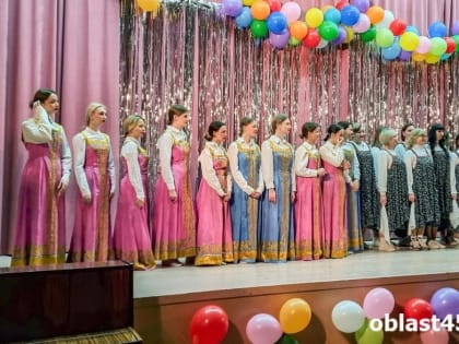 В Кургане старшеклассницы вступили в праздничный баттл с учителями