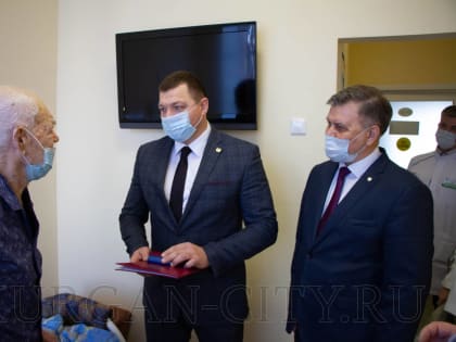 Временно исполняющий полномочия главы города Кургана Антон Науменко вручил знак Почётного гражданина города Кургана ветерану Великой Отечественной войны  Юрию Петровичу Агафонову