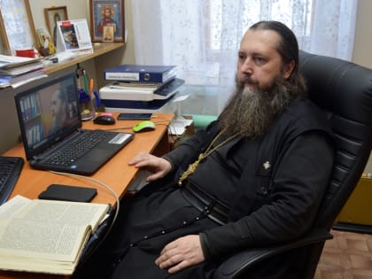 29 декабря 2022 г. – наместник Далматовской обители, благочинный Монастырского округа игумен Варнава (Аверьянов) в режиме видеоконференции принял участие в итоговом за год Собрании