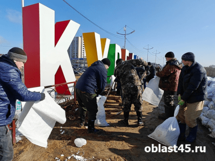 «Мы благодарны»: власти обратились к курганцам, которые укрепляют дамбу Тобола