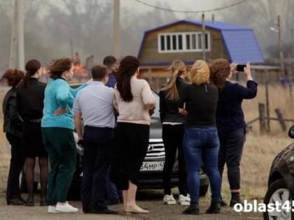 В Кургане полыхали гараж и баня