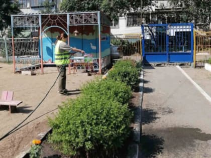 Трудовое лето для курганских подростков продолжается