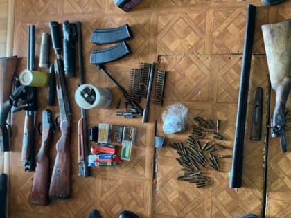 Житель Зауралья хранил оружие и боеприпасы у себя дома