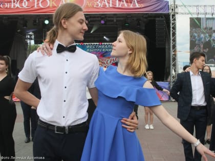 На фестивале выпускников в Кургане для вчерашних школьников выступили лучшие творческие коллективы