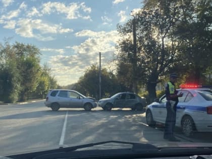 В Кургане две иномарки не поделили дорогу