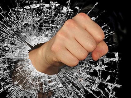 В Кургане нашли вандала, разбившего остановку