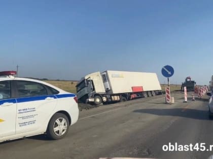 В Белозерском округе большегруз слетел в кювет