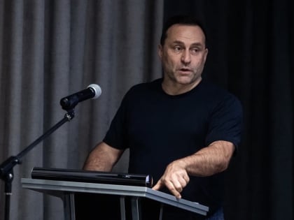 Депутат Госдумы Дмитрий Свищев предлагает ужесточить продажу никотиносодержащих товаров детям