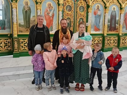 Курганский священник совершил крещение детей-погорельцев