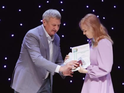 Муратов вручил аттестаты «золотым» выпускникам курганской гимназии