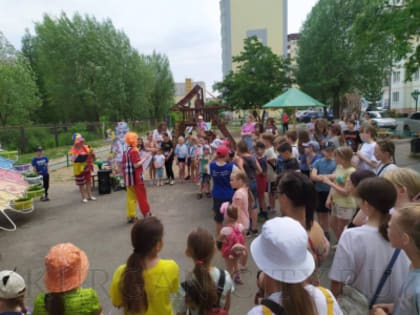 В курганском дворе в День защиты детей открылась библиотека на свежем воздухе