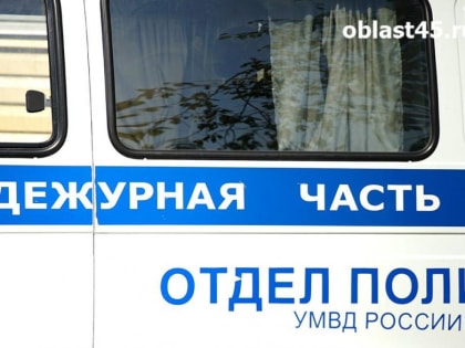 В Кургане полиция выясняет, для чего на крышу магазина сбросили горящий диван