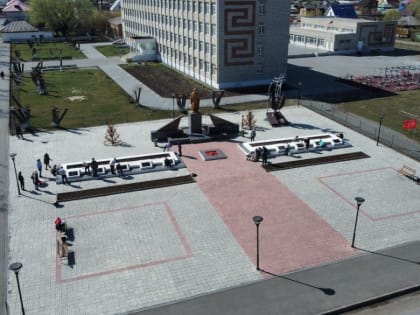 Губернатор Вадим Шумков вместе со школьниками привёл в порядок к Дню Победы памятник в Варгашах