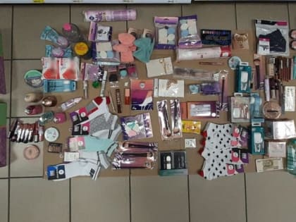 В Курганской области три девушки пытались украсть косметику и бижутерию