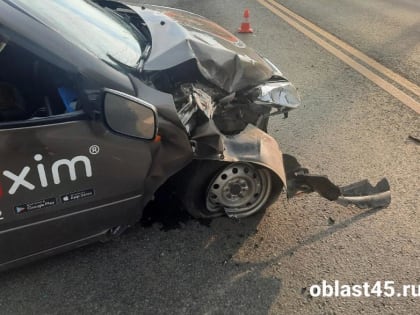 Курганский таксист врезался в столб, пассажир госпитализирован