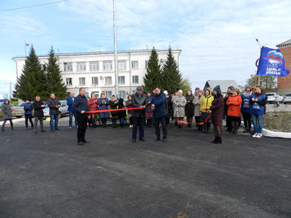 В рабочем посёлке Мишкино отремонтировали центральную площадь