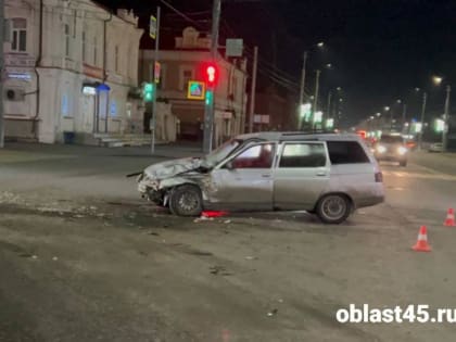 В центре Кургана двум мужчинам пришлось изменить планы на вечер из-за ДТП