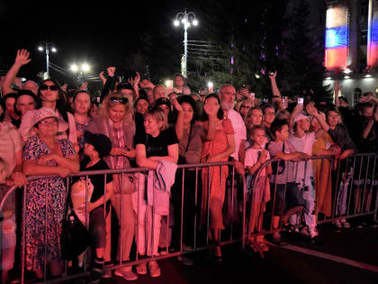 Столичные звёзды зажгли вместе с курганцами на Дне города